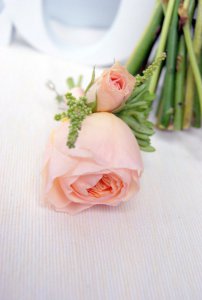 персиковые розы в букете невесты
